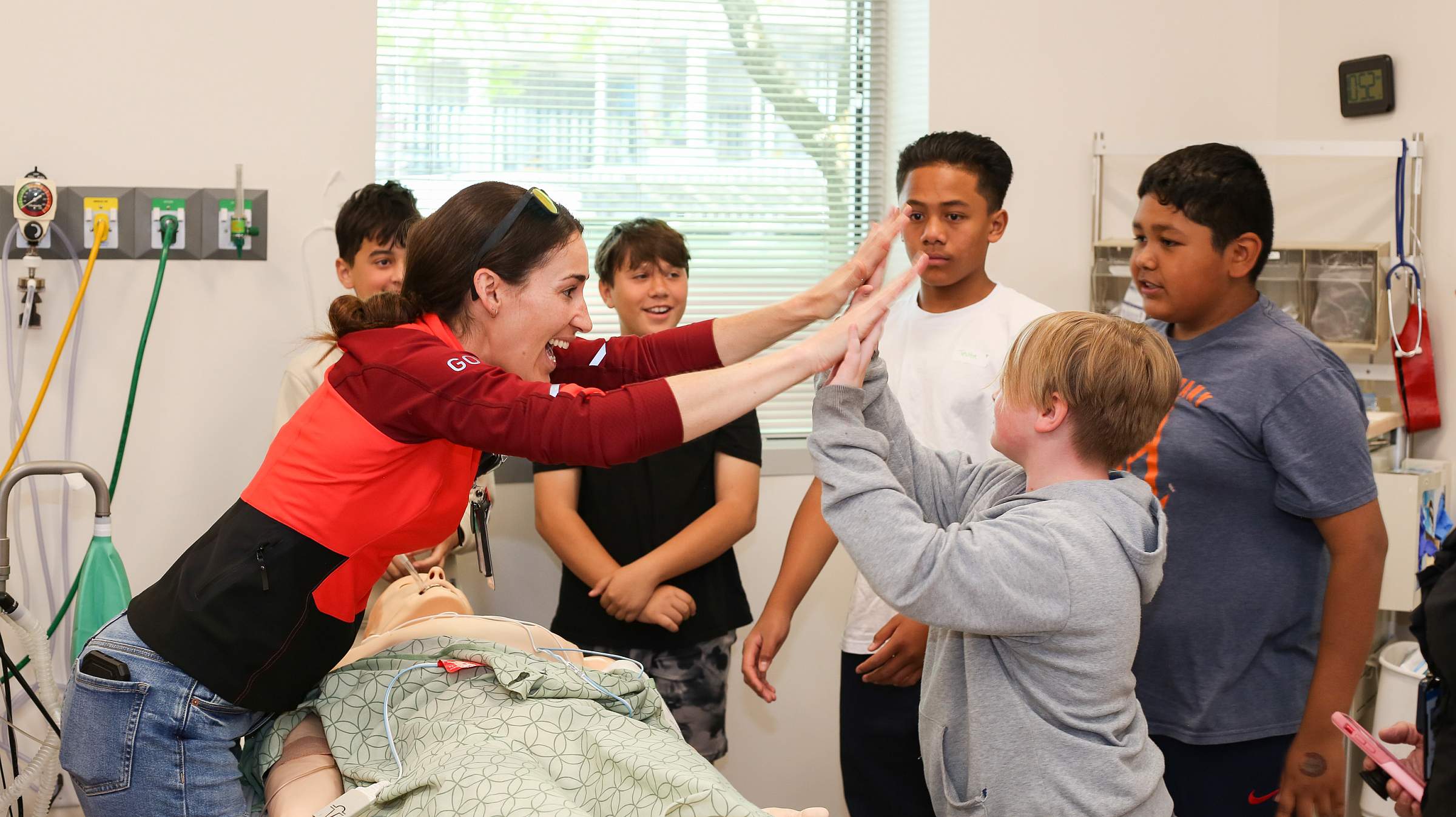 A doctor instructs a group of children with ImagineU on anesthesiological procedures